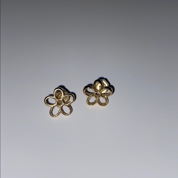 Jewelry - Gold flower studs